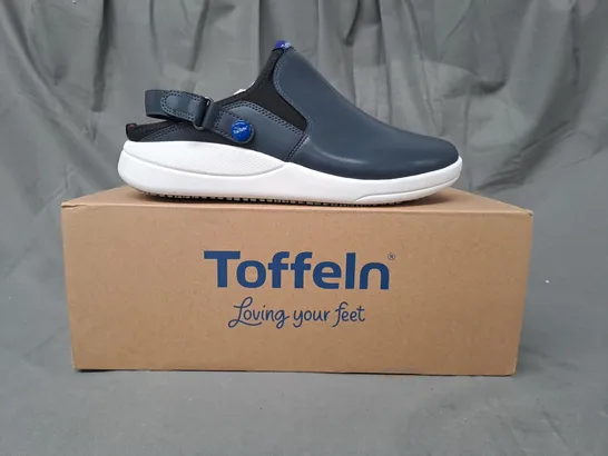 BOXED PAIR OF TOFFELN SMARTSOLE CLOGS IN NAVY UK SIZE 7