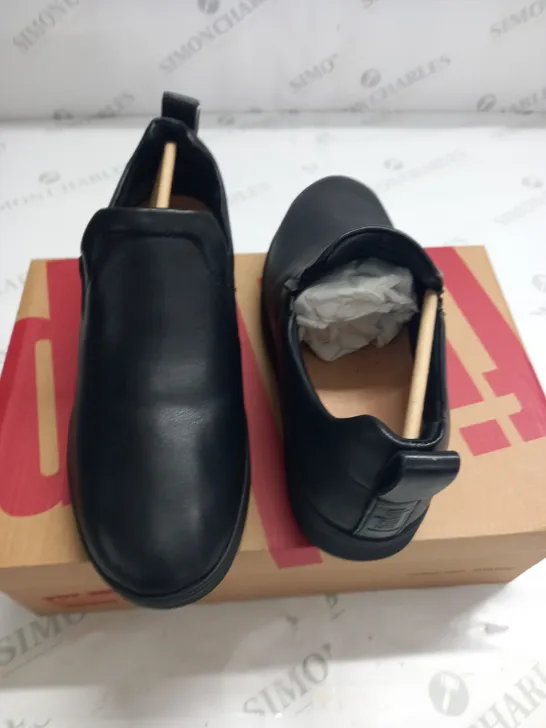 FITFLOPS RALLY LEATHER SLIP ON TRINERS IN BLACK  - SIZE 5