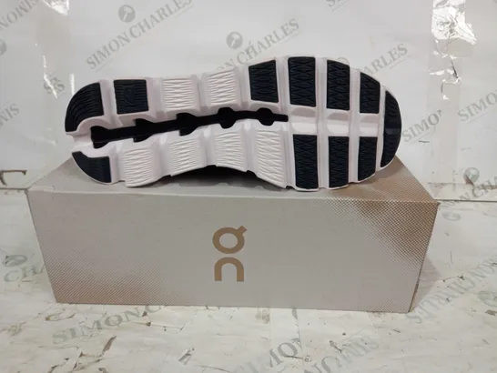 BOXED PAIR OF ON CLOUDSWIFT SHOES IN BLACK/GREY UK SIZE 10