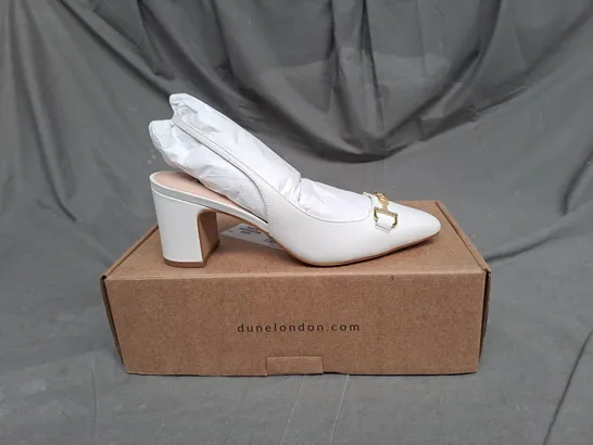 BOXED PAIR OF DUNE LONDON BLOCK HEEL SNAFFLE SHOE IN WHITE LEATHER SIZE 6