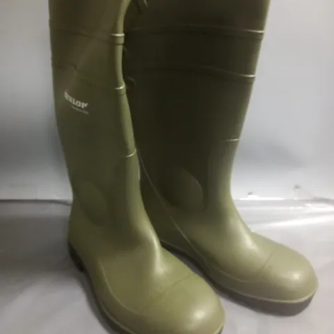 PAIR OF DUNLOP GREEN WELLIES - 39