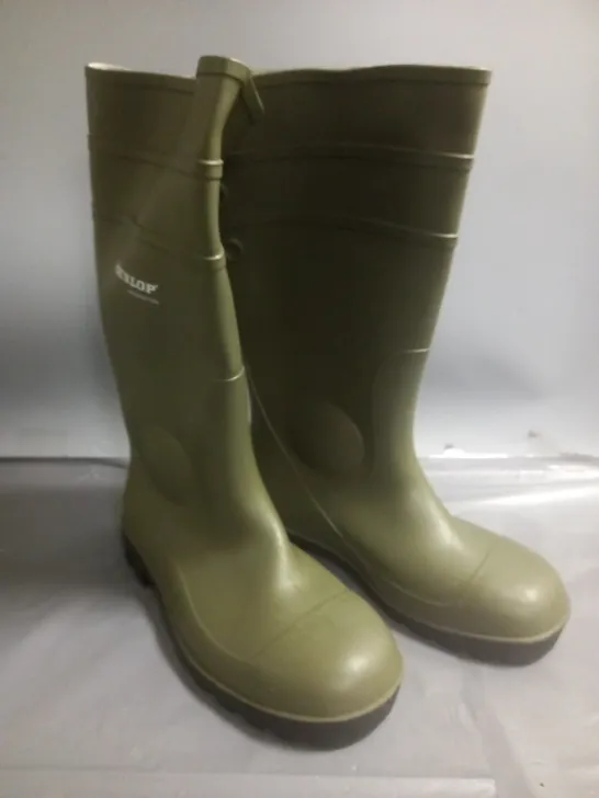 PAIR OF DUNLOP GREEN WELLIES - 39