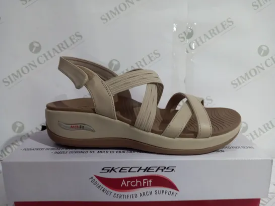 BOXED PAIR OF SKECHERS ARCHFIT HEELED OPEN TOE SANDALS - SIZE 6