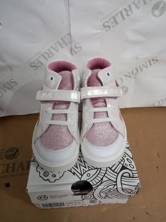 BOXED PAIR OF CLARKS CITY POP T IN LIGHT PINK SIZE 9