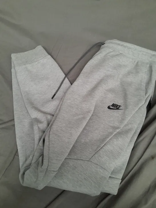 NIKE SLIM FIT MAX TAPER LEG JOGGERS IN GREY - LARGE