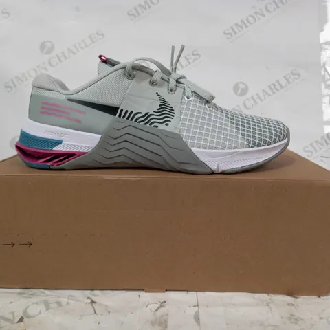 BOXED PAIR OF NIKE SHOES IN GREY/BLUE/GRAPE UK SIZE 6