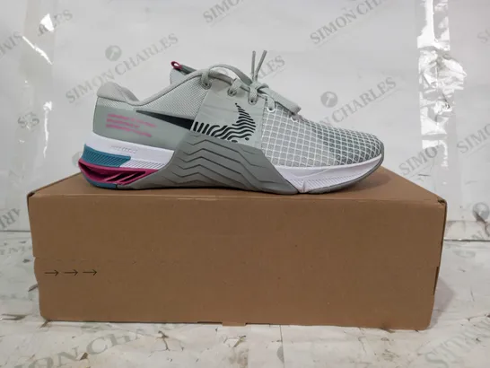 BOXED PAIR OF NIKE SHOES IN GREY/BLUE/GRAPE UK SIZE 6