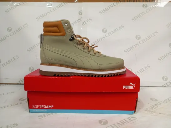 BOXED PAIR OF PUMA DESIERTO V2 ANKLE BOOT IN PEBBLE GREY/TAN UK SIZE 6