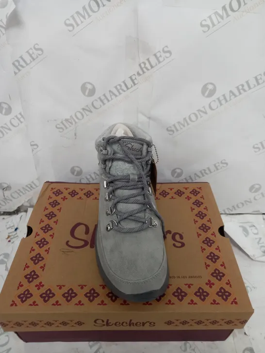 BOXED SKECHERS SYNERGY WARM TECH BOOTS, GREY - SIZE 5 