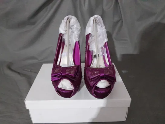 APPROXIMATELY 10 PURPLE TALL PLATFORM HIGH HEELS WITH BOW TO INCLUDE SIZE 4/5/6/7