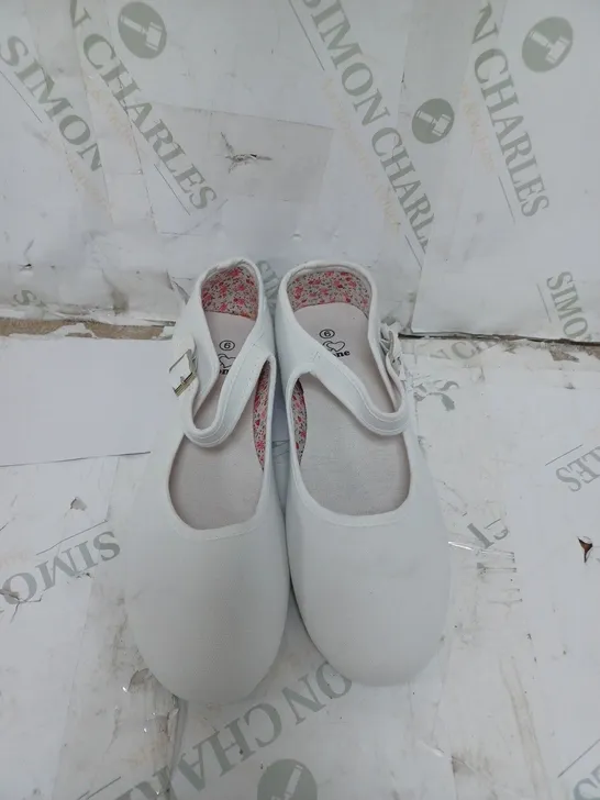 LOT OF 8 PAIRS OF WHITE ZONE CANVAS PUMPS