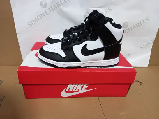 BOXED PAIR OF NIKE DUNK HIGH TOPS IN WHITE AND BLACK SIZE 4