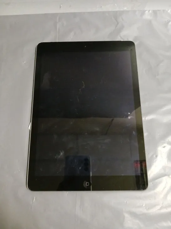 APPLE IPAD AIR 1ST GEN TABLET IN SILVER 