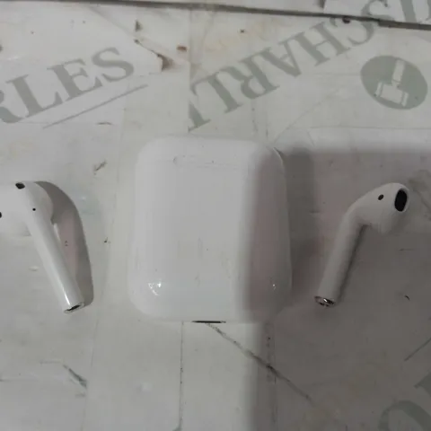 APPLE AIRPODS WITH CHARGING CASE