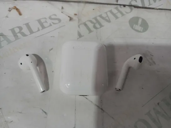 APPLE AIRPODS WITH CHARGING CASE