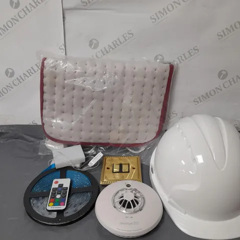 BOXED LOT OF APPROXIMATELY 20 ITEMS TO INCLUDE LED LIGHTS, HEATED MAT, SMOKE ALARM ETC