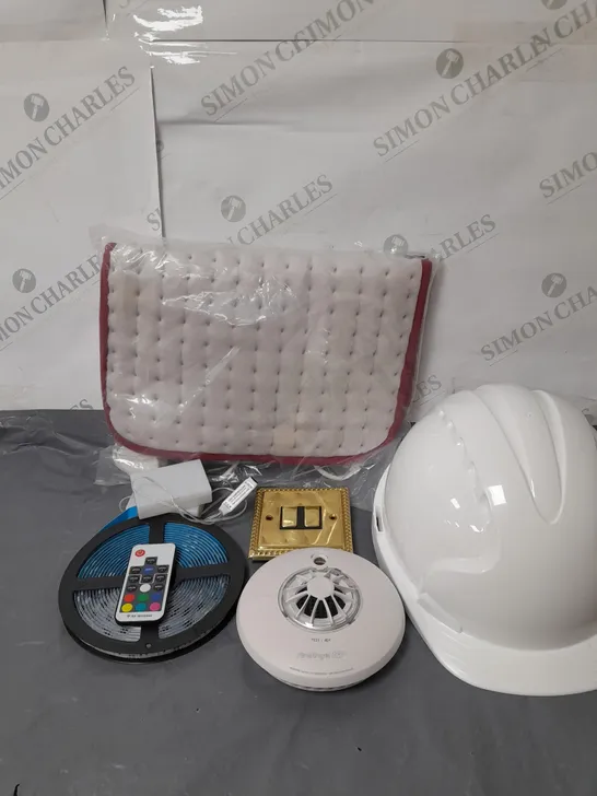 BOXED LOT OF APPROXIMATELY 20 ITEMS TO INCLUDE LED LIGHTS, HEATED MAT, SMOKE ALARM ETC