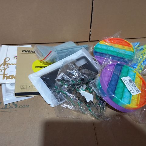 BOX OF APPROXIMATELY 20 ASSORTED HOUSEHOLD ITEMS TO INCLUDE POP POP TOY, PHONE SCREEN PROTECTOR, FESTIVE COOKIE CUTTERS, ETC