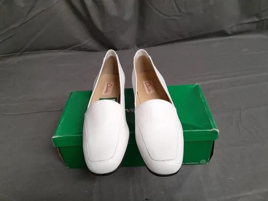 BOXED PAIR OF CLARKS WHITE LEATHER SHOES SIZE UK 6.5