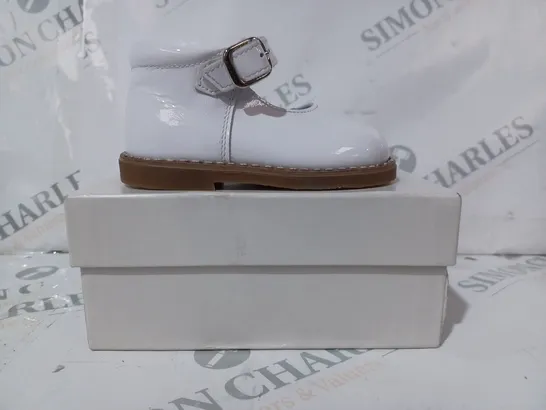 BOXED ANDANINES CHAROL BLANCO SHOE IN WHITE EU SIZE 19