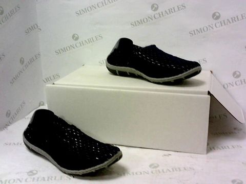 BOXED PAIR OF ADESSO SLIP ON TRAINERS 37