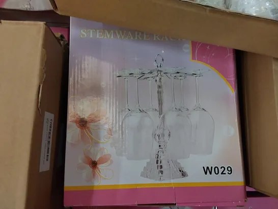 BOX OF 5X 2 PCS BRAND NEW WINE GLASSES, 28X BRAND NEW STEMWARE RACKS (1 BOX)