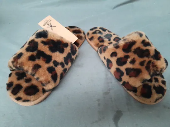 BOXED PAIR OF FENLAND SHEEPSKIN WOMEN'S SLIDERS IN LEOPARD SIZE 5/6