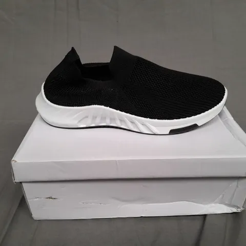 BOXED PAIR OF UNBRANDED BLACK/WHITE SLIP ON TRAINERS SIZE 8