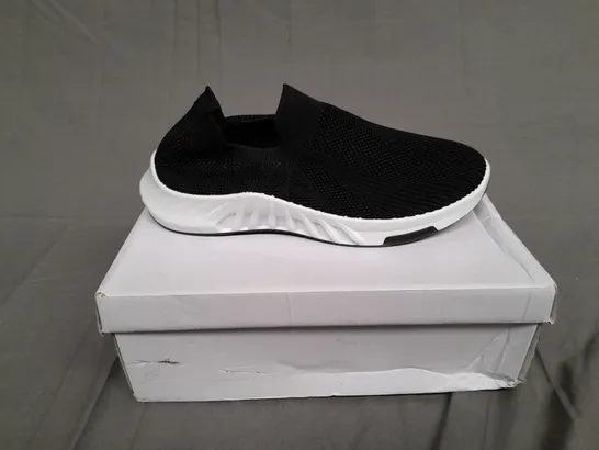 BOXED PAIR OF UNBRANDED BLACK/WHITE SLIP ON TRAINERS SIZE 8