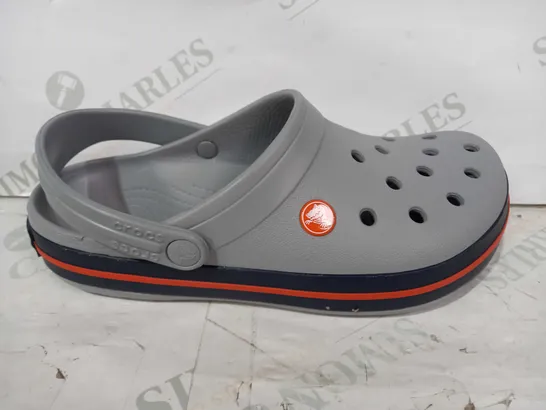 BOXED PAIR OF CROCS IN GREY/NAVY SIZE M6/W8