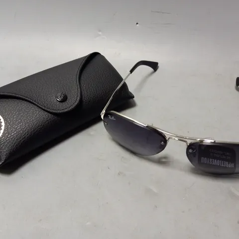 BOXED RAY-BAN SUNGLASSES IN SILVER FRAME W. LIGHT GREY/DARK BLUE GRADIENT LENS