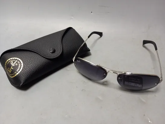 BOXED RAY-BAN SUNGLASSES IN SILVER FRAME W. LIGHT GREY/DARK BLUE GRADIENT LENS