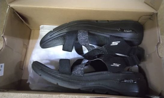 BOXED PAIR OF SKECHERS GO WALK ARCH FIT BLACK SANDALS - SIZE 6