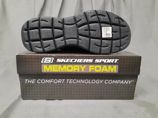 BOXED PAIR OF SKECHERS LITE-WEIGHT TRAINERS IN BLACK UK SIZE 7.5