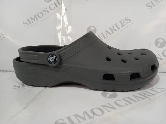 BOXED PAIR OF CROCS CLASSIC CLOGS IN GREY UK SIZE M8/W9