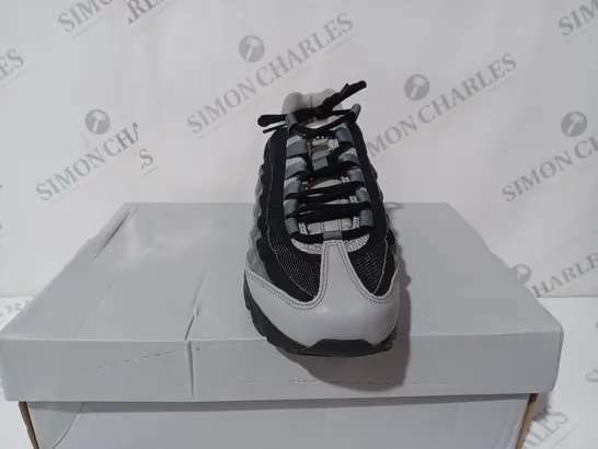 NIKE AIR MAX 95S IN BLACK & GREY - UK 5.5