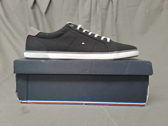 BOXED PAIR OF TOMMY HILFIGER SHOES IN BLACK UK SIZE 13