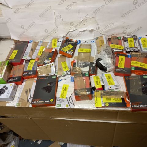 LOT OF APPROX. 30 ASSORTED ELECTRONICS TO INCLUDE CHARGING CABLES, EARPHONES, BATTERY BANK ETC