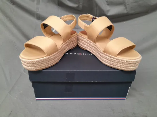 BOXED PAIR OF TOMMY HILFIGER OPEN TOE MID WEDGE SANDALS IN BEIGE EU SIZE 39