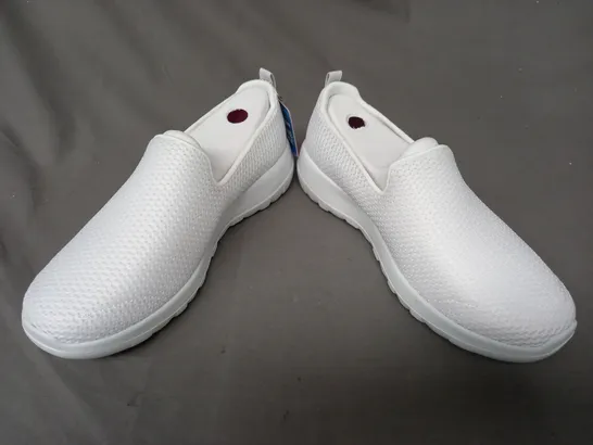 BOXED PAIR OF SKECHERS GO WALK SLIP-ON SHOES IN WHITE UK SIZE 4