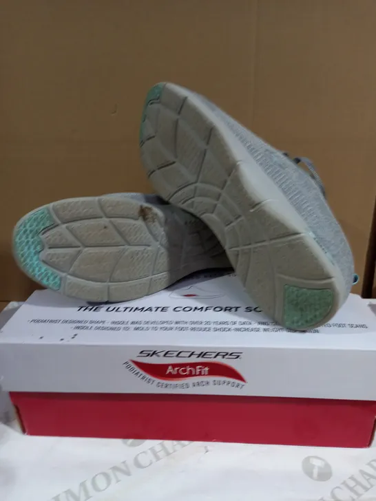 BOXED PAIR OF SKECHERS ARCH FIT LIGHT GREY TRAINERS IN GREY UK SIZE 7