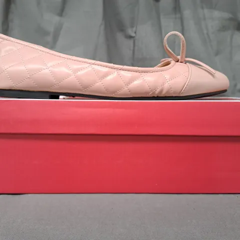 BOXED PAIR OF FRENCH SOLE QUILTED LEATHER FLAT SHOES IN PINK UK SIZE 5