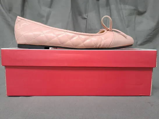 BOXED PAIR OF FRENCH SOLE QUILTED LEATHER FLAT SHOES IN PINK UK SIZE 5