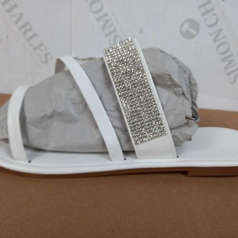 BOXED PAIR OF SLIPPERS (WHITE), SIZE 41 EU
