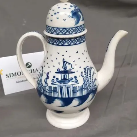 LATE 18TH CENTURY PEARL WARE COFFEE POT AND COVER WITH BLUE AND WHITE CHINOISERIE DESIGN, 28CM HIGH