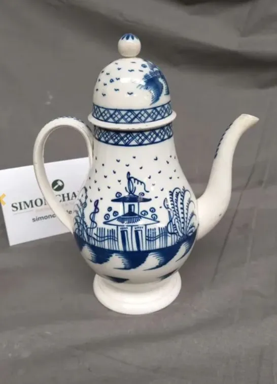 LATE 18TH CENTURY PEARL WARE COFFEE POT AND COVER WITH BLUE AND WHITE CHINOISERIE DESIGN, 28CM HIGH