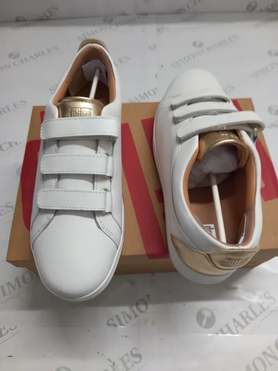 BOXED PAIR OF FITFLOP RALLY METALLIC BACK LEATHER STRAP SNEAKERS IN WHITE - UK 5.5