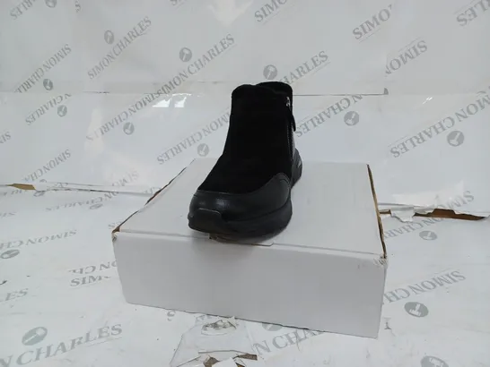 BOXED SKECHERS BLACK ARCHFIT ZIP DETAIL SHOES- UK 5.5