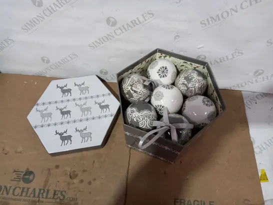 FESTIVE GREY DECOUPAGE BAUBLES RRP £19.99