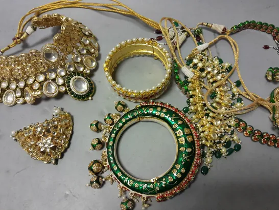 LARGE QUANTITY OF ASSORTED JEWELLERY ITEMS